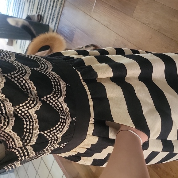 Patterned Dress With Pockets - Picture 3 of 4